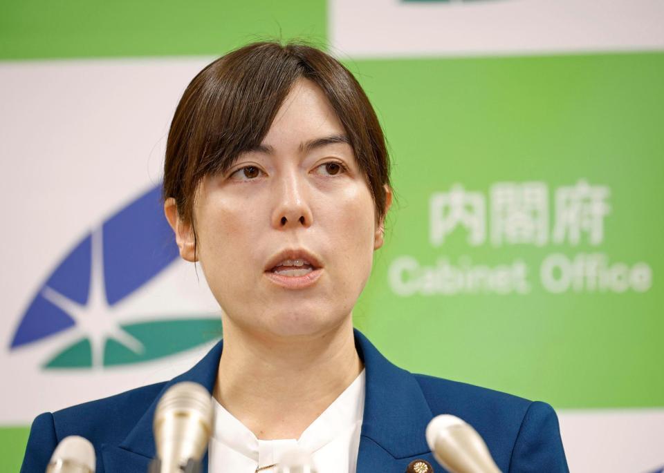 　就任から一夜明け、記者団の取材に応じる小野田経済安保相