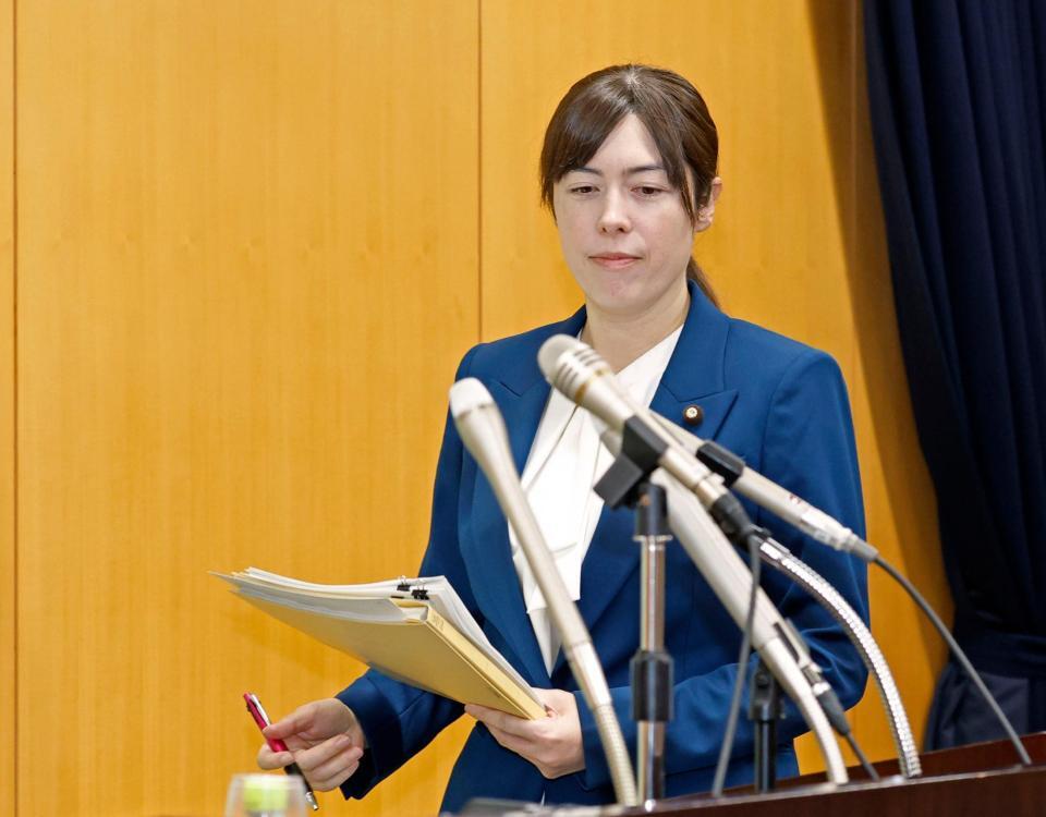 　取材対応に臨む小野田経済安保相