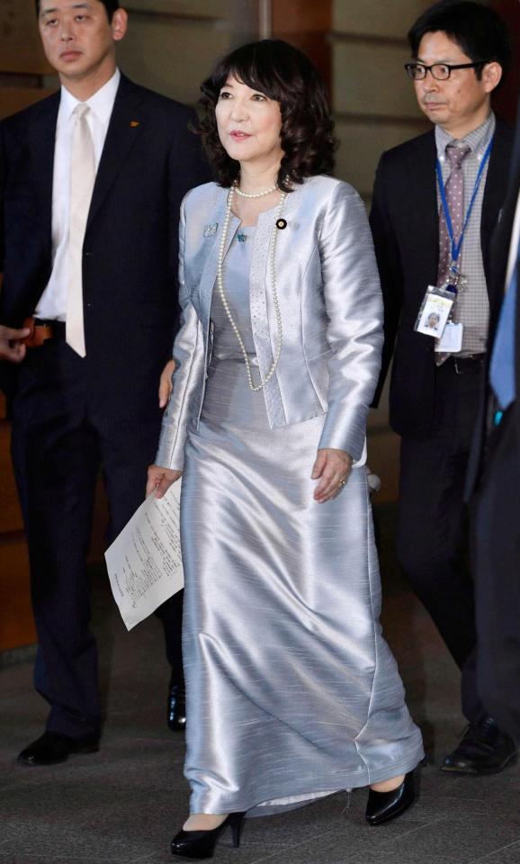 　２０１８年１０月、シルバーのドレスに身を包み、皇居での認証式に向かう片山さつき地方創生相