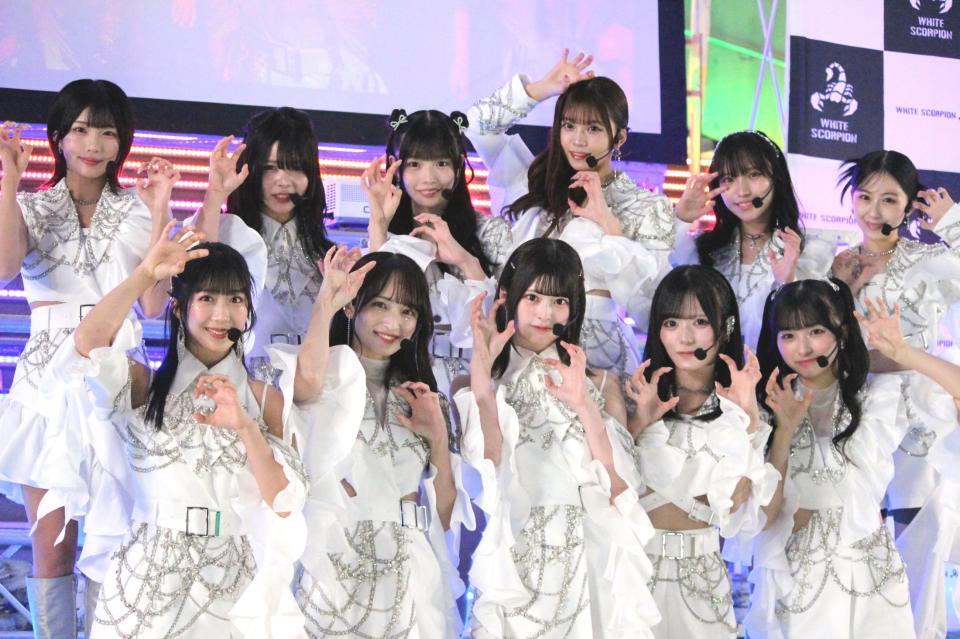 　ポーズを決める（前列左から）ＷＨＩＴＥ　ＳＣＯＲＰＩＯＮのＡＯＩ、ＡＬＬＹ、ＨＡＮＮＡ、ＡＣＥ、ＣＨＯＣＯ、（後列左から）ＮＡＶＩ、ＮＡＴＳＵ、ＭＯＭＯ、ＮＩＣＯ、ＡＣＯ、ＣＯＣＯ