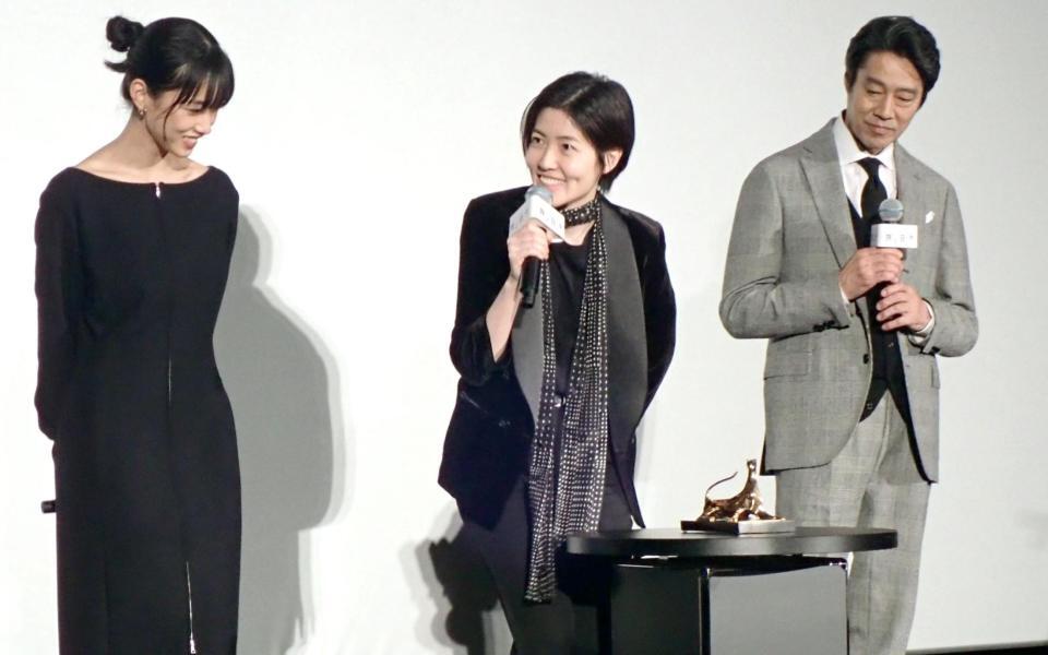 　笑顔でトロフィーを見つめる（左から）河合優実、シム・ウンギョン、堤真一