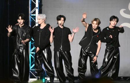 　ミニライブを終えて声援に応えるＴＯＭＯＲＲＯＷ　Ｘ　ＴＯＧＥＴＨＥＲ（撮影・堀内翔）