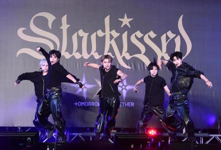 　ミニライブを披露するＴＯＭＯＲＲＯＷ　Ｘ　ＴＯＧＥＴＨＥＲ（撮影・堀内翔）