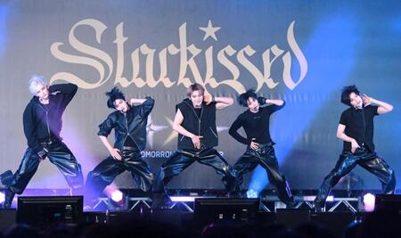 　熱いパフォーマンスで魅せるＴＯＭＯＲＲＯＷ　Ｘ　ＴＯＧＥＴＨＥＲ（撮影・堀内翔）