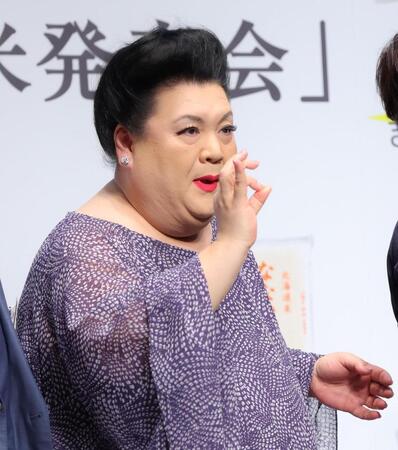 　ポーズを決めるマツコ・デラックス（撮影・吉澤敬太）