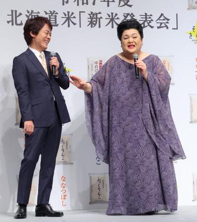 　森崎博之（左）とトークするマツコ・デラックス（撮影・吉澤敬太）
