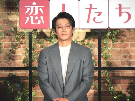 　会見に登場した小栗旬