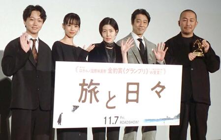 　（左から）高田万作、河合優実、シム・ウンギョン、堤真一、三宅唱監督