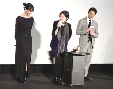 　ロカルノ国際映画祭金豹賞のトロフィーを前に笑顔の（左から）河合優実、シム・ウンギョン、堤真一