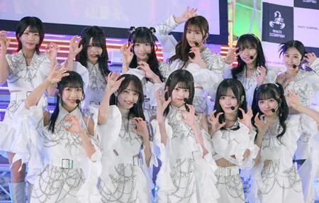 　ＷＨＩＴＥ　ＳＣＯＲＰＩＯＮの（前列左から）ＡＯＩ、ＡＬＬＹ、ＨＡＮＮＡ、ＡＣＥ、ＣＨＯＣＯ、（後列同）ＮＡＶＩ、ＮＡＴＳＵ、ＭＯＭＯ、ＮＩＣＯ、ＡＣＯ、ＣＯＣＯ