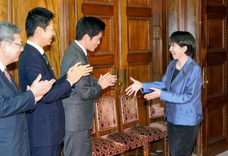 　日本維新の会の（左から２人目から）藤田文武共同代表、吉村洋文代表らにあいさつ回りをする高市早苗首相