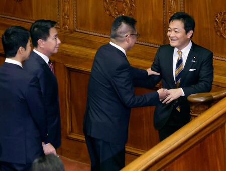 　首相指名選挙の投票に臨む国民民主党の玉木雄一郎代表（右端）