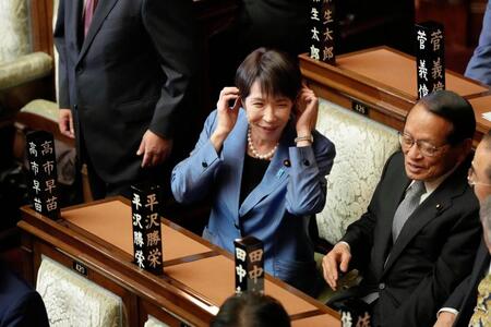 　衆院本会議に臨む自民党の高市早苗総裁（左）