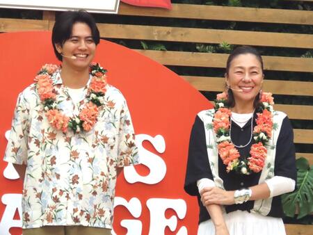 　「ＫＩＮＧ’Ｓ　ＨＡＷＡＩＩＡＮ」体験型ＰＯＰ-ＵＰイベントに参加したＧＥＮＥＲＡＴＩＯＮＳ・片寄涼太（左）とＲＩＫＡＣＯ