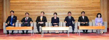 　臨時閣議に臨む高市首相（中央）ら