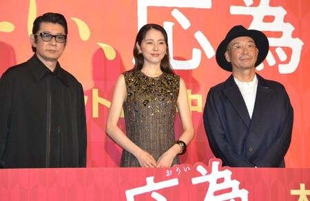 　映画「おーい、応為」の公開御礼舞台あいさつに登場した（左から）永瀬正敏、長澤まさみ、大森立嗣監督
