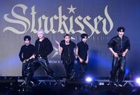 　ミニライブを披露するＴＯＭＯＲＲＯＷ　Ｘ　ＴＯＧＥＴＨＥＲ（撮影・堀内翔）