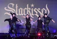 　ミニライブを披露するＴＯＭＯＲＲＯＷ　Ｘ　ＴＯＧＥＴＨＥＲ（撮影・堀内翔）