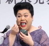 　新米を堪能するマツコ・デラックス（撮影・吉澤敬太）