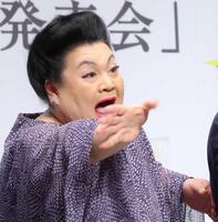 　元気よく手を振るマツコ・デラックス（撮影・吉澤敬太）