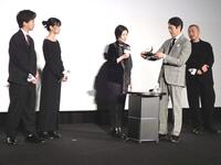 　ロカルノ国際映画祭金豹賞のトロフィーを手に取る堤真一（右から２人目）と（左から）高田万作、河合優実、シム・ウンギョン、１人置いて三宅唱監督