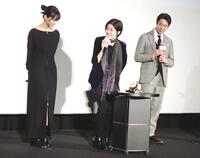 　ロカルノ国際映画祭金豹賞のトロフィーを前に笑顔の（左から）河合優実、シム・ウンギョン、堤真一