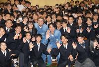 　恩方中の生徒たちに囲まれ笑顔のヒロミ（中央左）と相葉雅紀（撮影・西岡正）