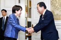 　あいさつ回りで立憲民主党の野田佳彦代表（右）と握手する高市早苗首相
