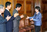 　日本維新の会の（左から２人目から）藤田文武共同代表、吉村洋文代表らにあいさつ回りをする高市早苗首相