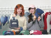 　写真撮影に応じる（左から）ＲＩＫＵ、ＭＩＩＨＩ