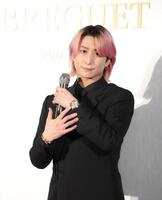 　高級時計を披露する佐久間大介（撮影・吉澤敬太）