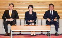 　臨時閣議に臨む（左から）林総務相、高市首相、茂木外相