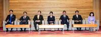 　臨時閣議に臨む高市首相（中央）ら