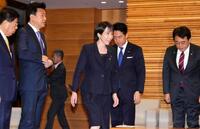 　臨時閣議に臨む高市首相（中央）ら