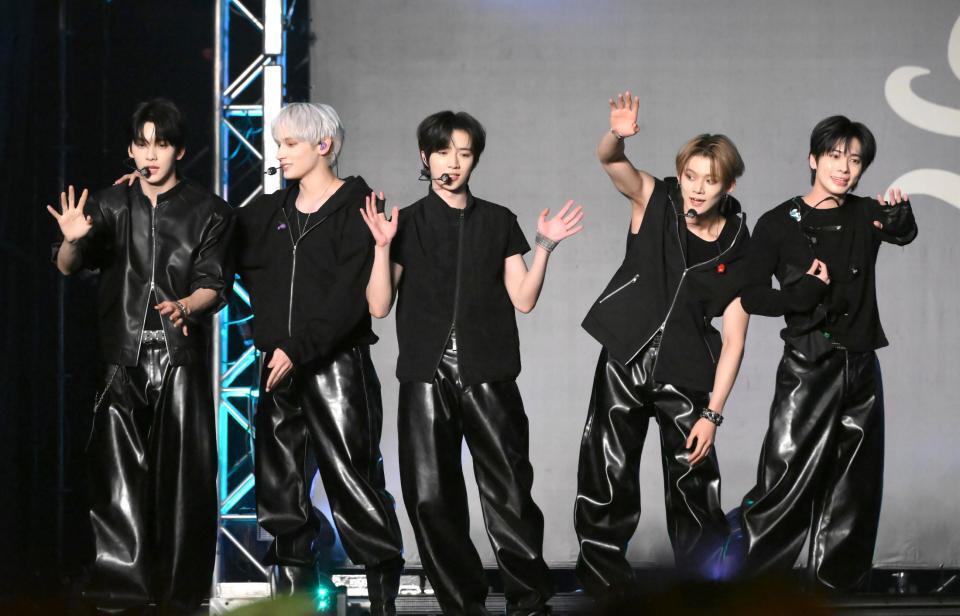 　ミニライブを終えて声援に応えるＴＯＭＯＲＲＯＷ　Ｘ　ＴＯＧＥＴＨＥＲ（撮影・堀内翔）