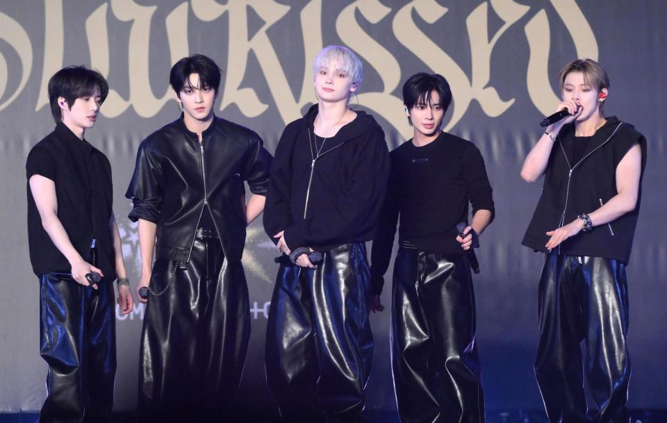 　ミニライブを披露するＴＯＭＯＲＲＯＷ　Ｘ　ＴＯＧＥＴＨＥＲ（撮影・堀内翔）