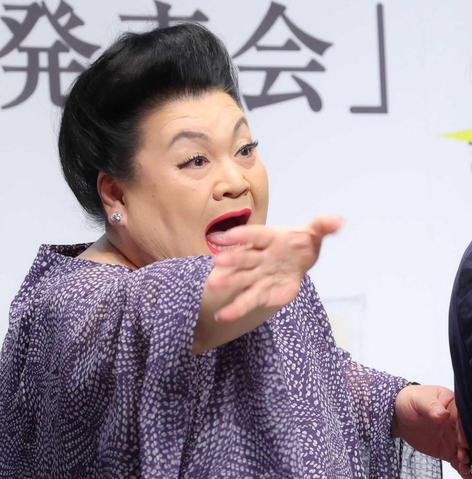 　元気よく手を振るマツコ・デラックス（撮影・吉澤敬太）