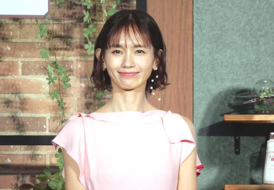 　会見に登場した中村ゆり