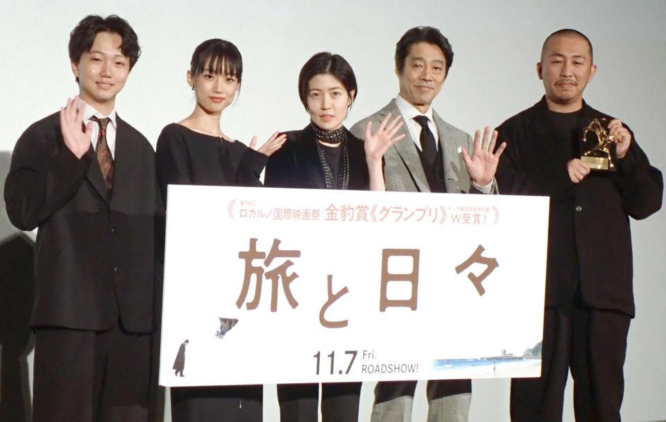 　（左から）高田万作、河合優実、シム・ウンギョン、堤真一、三宅唱監督