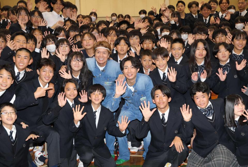 　恩方中の生徒たちに囲まれ笑顔のヒロミ（中央左）と相葉雅紀（撮影・西岡正）