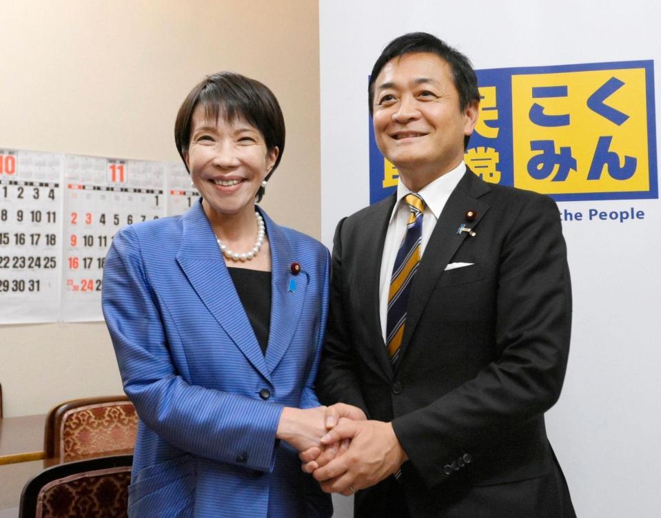 　あいさつ回りで国民民主党の玉木雄一郎代表（右）と握手する高市早苗首相＝２１日