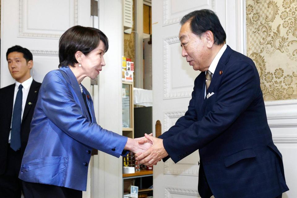 　あいさつ回りで立憲民主党の野田佳彦代表（右）と握手する高市早苗首相