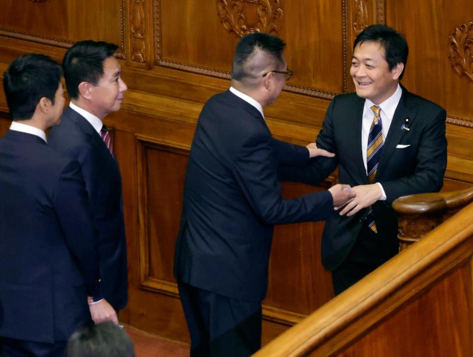 　首相指名選挙の投票に臨む国民民主党の玉木雄一郎代表（右端）