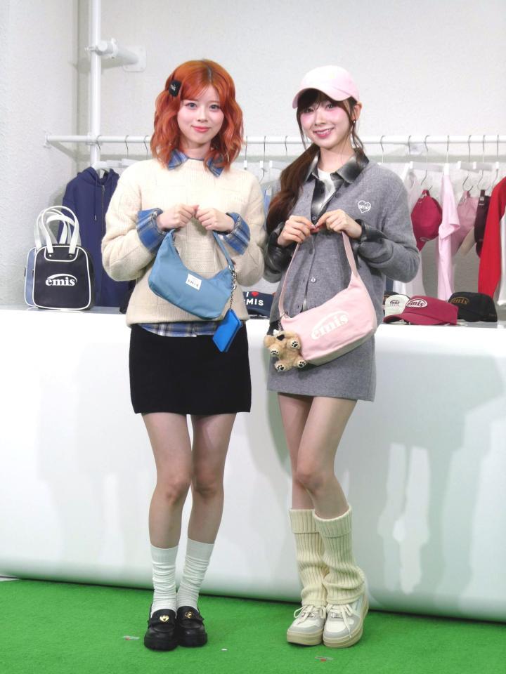 　写真撮影に応じる（左から）ＲＩＫＵ、ＭＩＩＨＩ