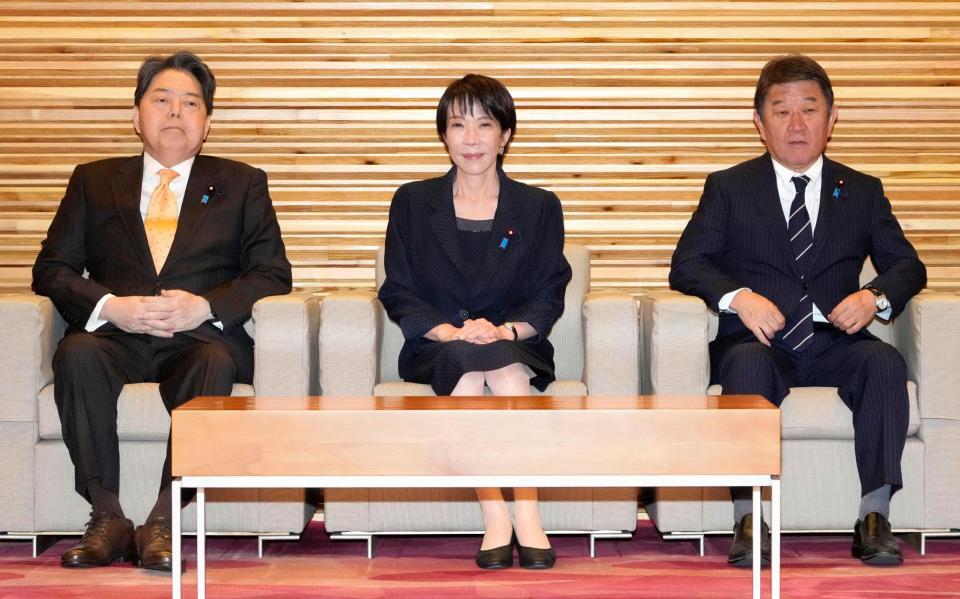 　臨時閣議に臨む（左から）林総務相、高市首相、茂木外相