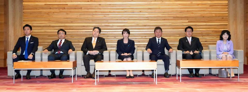 　臨時閣議に臨む高市首相（中央）ら