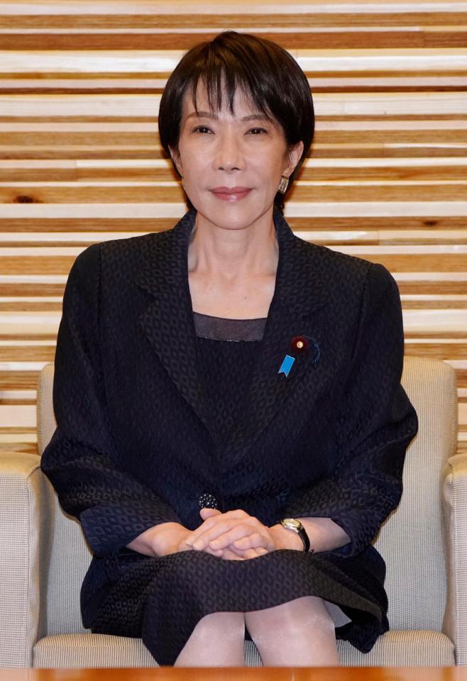 　臨時閣議に臨む高市首相