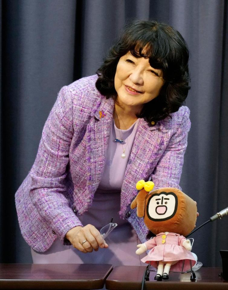 　記者会見を終えて引き揚げる片山財務相（２２日）