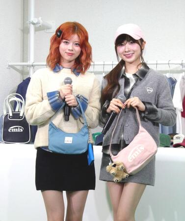 　写真撮影に応じる（左から）ＲＩＫＵ、ＭＩＩＨＩ