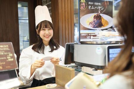 　笑顔で接客するＡＫＢ４８の橋本陽菜　©ＡＫＢ４８